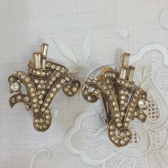Ornate hard to find rhinestone art deco style flower gold tone clip on earrings - Picture 2 of 9
